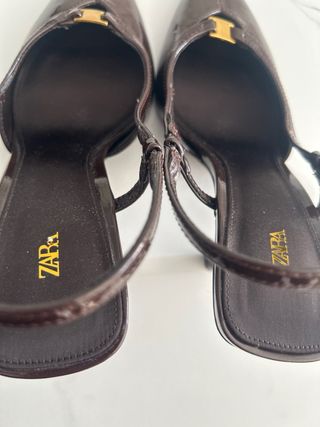 Zapatos de tacón Zara marrones con detalle dorado
