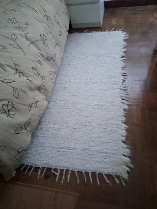 Alfombra blanca de tela con flecos