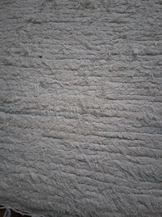 Alfombra blanca de tela con flecos