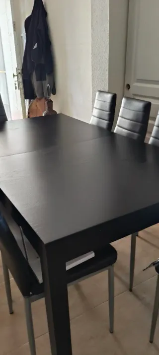 Mesa de comedor negra de madera extensible