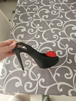 Scarpe donna con tacco e fiore rosso