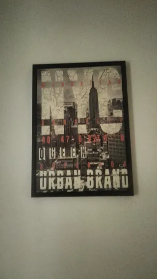 Cuadro perro con corona y sillón rosa