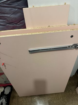 Escritorio rosa de madera y plástico