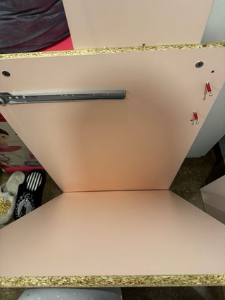 Escritorio rosa de madera y plástico