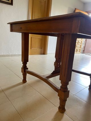 Mesa de comedor de madera