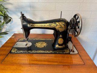 Máquina de coser Singer antigua con mueble y pedal