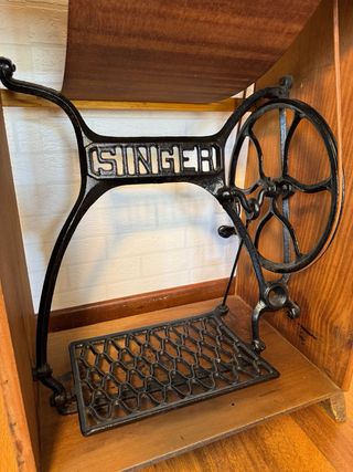 Máquina de coser Singer antigua con mueble y pedal