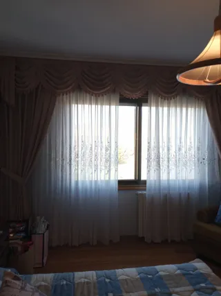 Tende beige e bianche per camera da letto