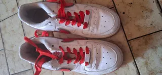 Nike Air Force 1 Blancas con Cordones Rojos