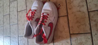 Nike Air Force 1 Blancas con Cordones Rojos