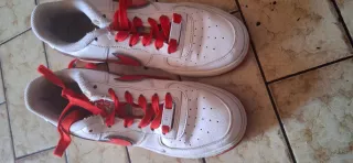 Nike Air Force 1 Blancas con Cordones Rojos