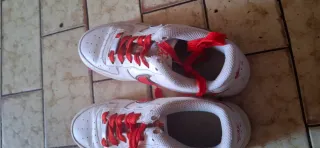 Nike Air Force 1 Blancas con Cordones Rojos