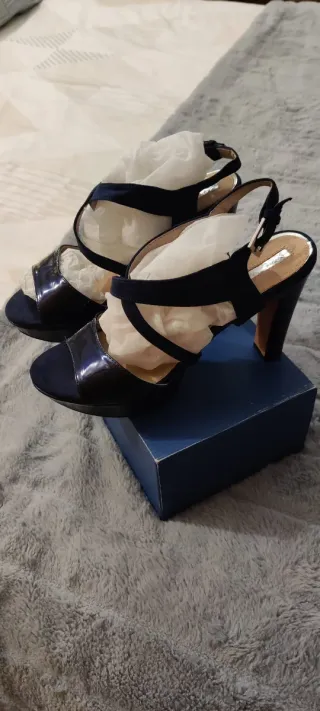 Zapatos de tacón azul y negro