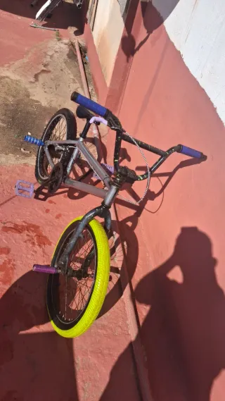 Bicicleta BMX plateada