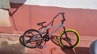Bicicleta BMX plateada