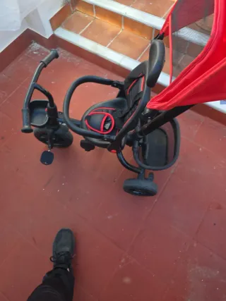Triciclo infantil rojo y negro