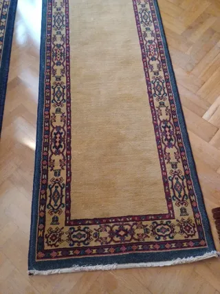 Tappeto da corridoio beige, blu e giallo in pile