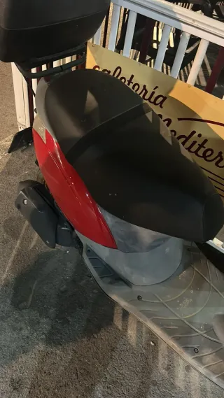 Piaggio Scooter Roja y Negra zip 125
