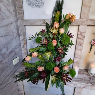 Mantenimiento de nichos, flores y limpieza.