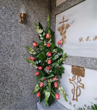 Mantenimiento de nichos, flores y limpieza.