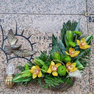 Mantenimiento de nichos, flores y limpieza.