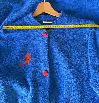 Bata azul con botones naranjas