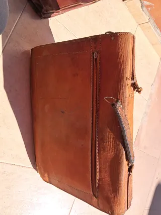 Maletín antiguo de cuero marrón. Sin marca conocid