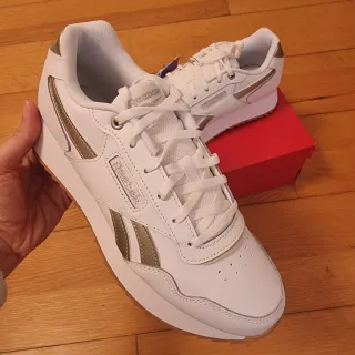 Zapatillas Reebok Blancas y Doradas.