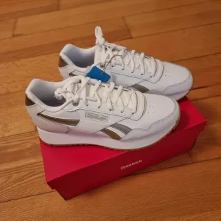 Zapatillas Reebok Blancas y Doradas.