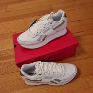 Zapatillas Reebok Blancas y Doradas.