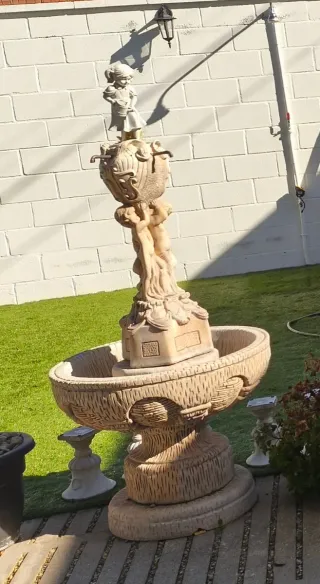 Piscina desmontable ,césped artificial y fuente