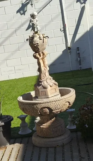 Piscina desmontable ,césped artificial y fuente