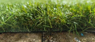 Piscina desmontable ,césped artificial y fuente