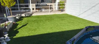 Piscina desmontable ,césped artificial y fuente