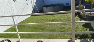 Piscina desmontable ,césped artificial y fuente