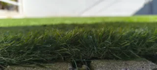 Piscina desmontable ,césped artificial y fuente