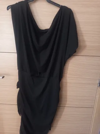Vestido negro ajustado con fruncido