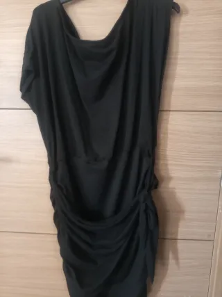 Vestido negro ajustado con fruncido