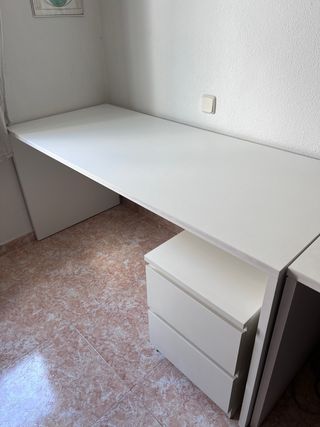 Due scrivanie bianche