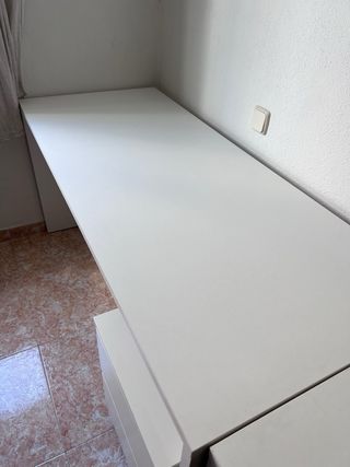 Due scrivanie bianche