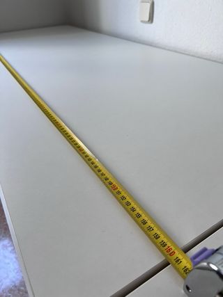 Due scrivanie bianche