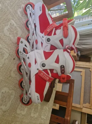 Patines en línea rojos y blancos