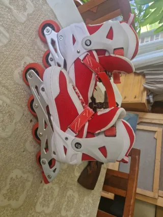 Patines en línea rojos y blancos