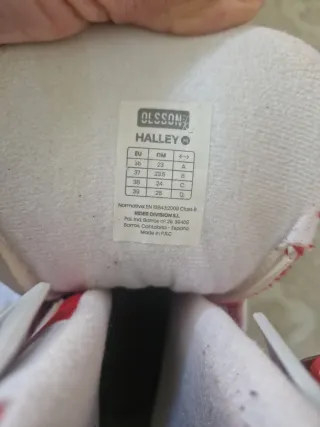 Patines en línea rojos y blancos