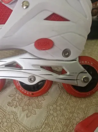 Patines en línea rojos y blancos