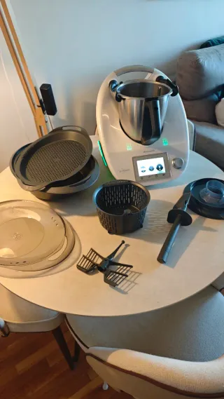 Thermomix TM5 con accesorios y bolsa