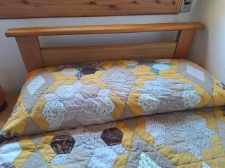 Cama individual de madera con colchón.