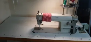 Máquina de coser Global plana en uso