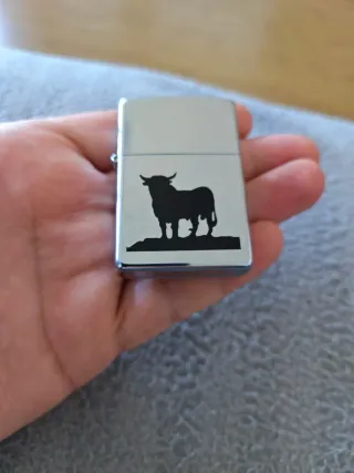 Zippo con figura de toro
