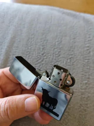 Zippo con figura de toro